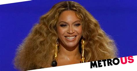 Beyonce strips naked and mounts horse for stunning。